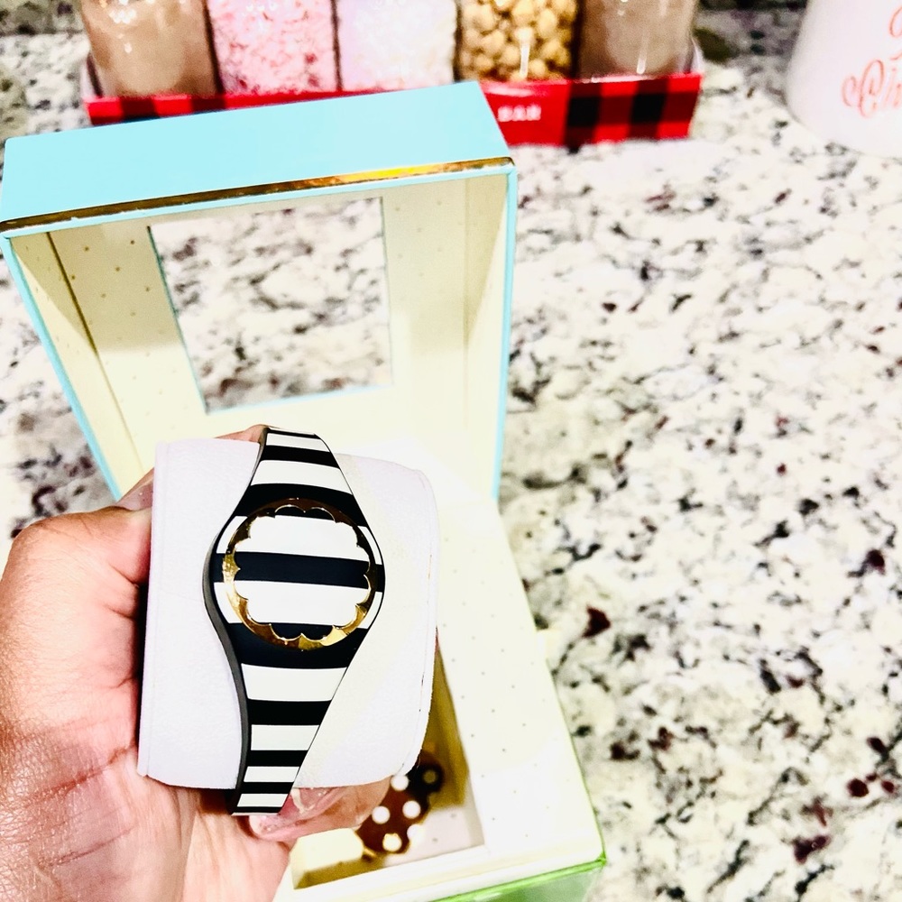 NWOT Kate Spade Scallop Black & White Activity Tracker